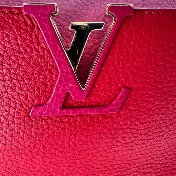 Beautiful Like New Louis Vuitton Capucines bag - Picture 2 of 16